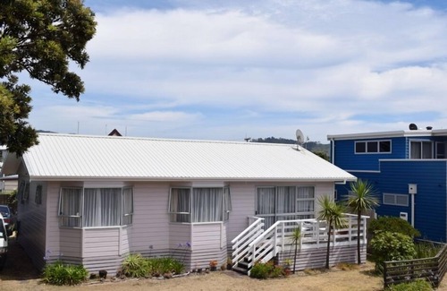 Bowentown House | Kiwi getaway family bach @ Waihi Beach - relax and unwind