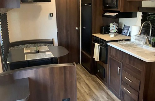 Bouvet Island House | KJ Getaways "Glampsite" Affordable Short/Long Stays! Free On-Site Laundry Mat!