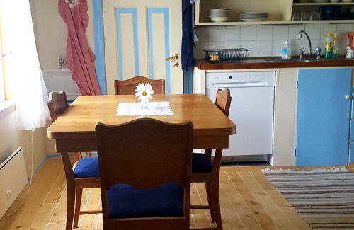 Fraena Other | Kjørsvik Øvre, flat in farmhouse with panoramic view to the sea and mountains.