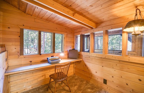 Klamath Lake Cabin | Klamath Falls Cabin w/Private Sauna & Fire Pit!