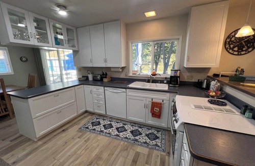 Montague House | Klamath Riverfront Home - Fish Right from the Backyard!