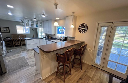 Montague House | Klamath Riverfront Home - Fish Right from the Backyard!