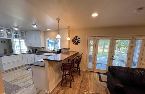 Montague House | Klamath Riverfront Home - Fish Right from the Backyard!