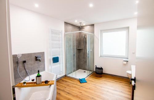 Niedershausen Apartment | Kleeoase - Luxus Apartment- Jacuzzi - Dachterrasse - Kochinsel - See in 10 min