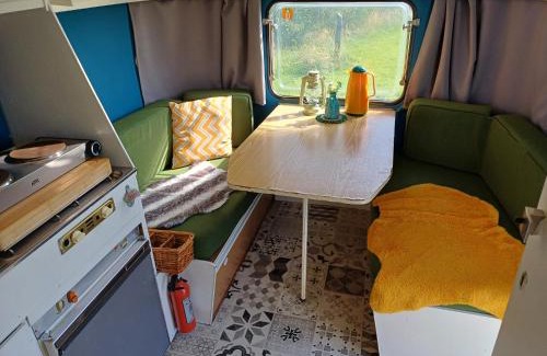 Tersoal Other | Kleurrijke retro contructam caravan vlakbij het Sneekermeer