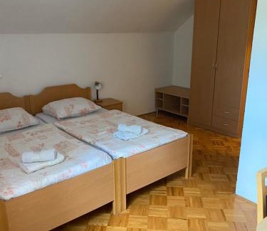Bloke House | KMETIJA KNAVS