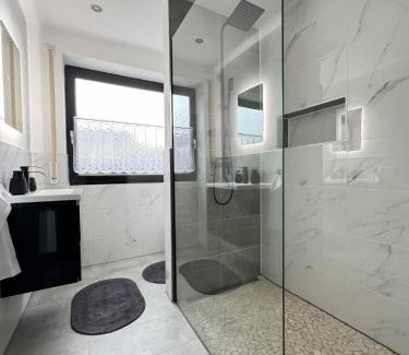 Guenzburg Apartment | KMS Homes - NEW - GARDEN - NETFLIX