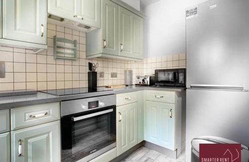 Knaphill Apartment | Knaphill - 2 Bed House - Private Garden & Parking