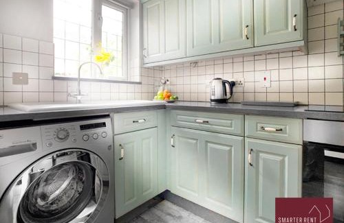 Knaphill Apartment | Knaphill - 2 Bed House - Private Garden & Parking