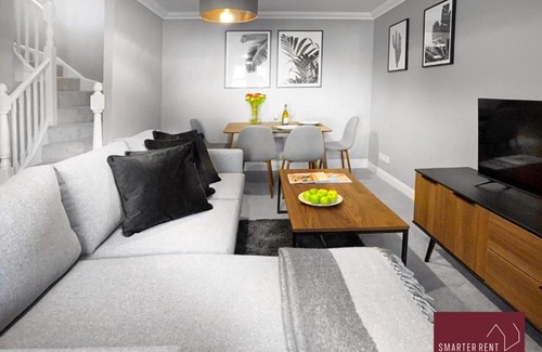 Knaphill Apartment | Knaphill - 2 Bedroom House - With Parking