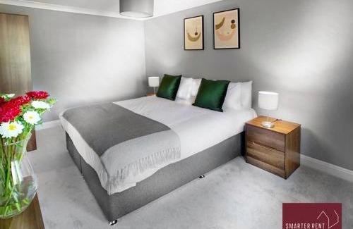 Knaphill Apartment | Knaphill - 2 Bedroom House - With Parking