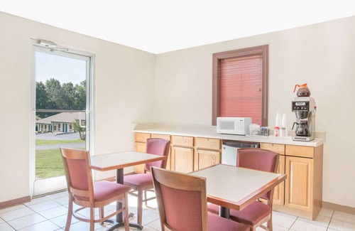 Emporia Hotel | Knights Inn Emporia