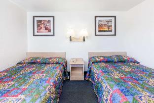 East Paris Hotel | Knights Inn Grand Rapids East Airport