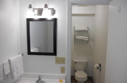 Harrisonville Hotel | Knights Inn Harrisonville