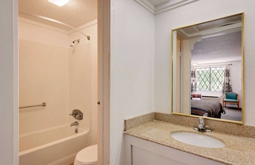 Macedonia Hotel | Knights Inn Macedonia