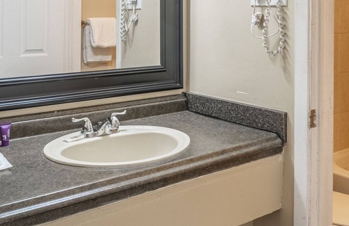 North Bay Hotel | Knights Inn North Bay