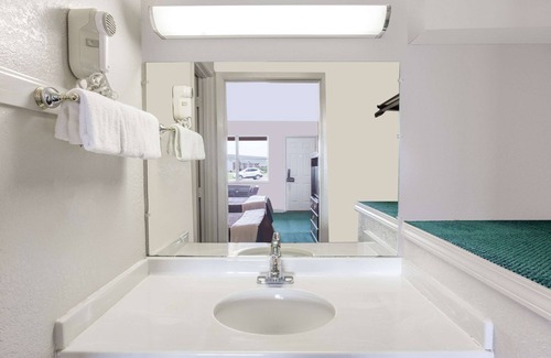 Peru Hotel | Knights Inn Peru