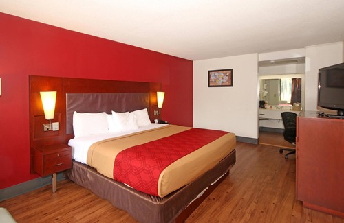 Pilot Mountain Hotel | Knights Inn Pilot Mountain