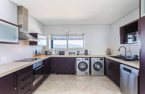 Century City Apartment | KnightsBridge 902E by CTHA
