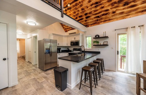 Claysburg Cabin | Knobby and Nice Retreat w/private hot tub, near Blue Knob Ski Resort