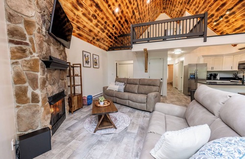 Claysburg Cabin | Knobby and Nice Retreat w/private hot tub, near Blue Knob Ski Resort