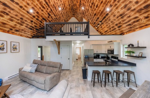 Claysburg Cabin | Knobby and Nice Retreat w/private hot tub, near Blue Knob Ski Resort