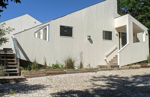 Truro House | Knockout Modern, open water views, walk 2 beach
