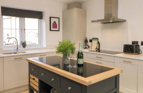 Hope Valley Cottage | KNOLL VIEW, family friendly, with a garden in Bradwell