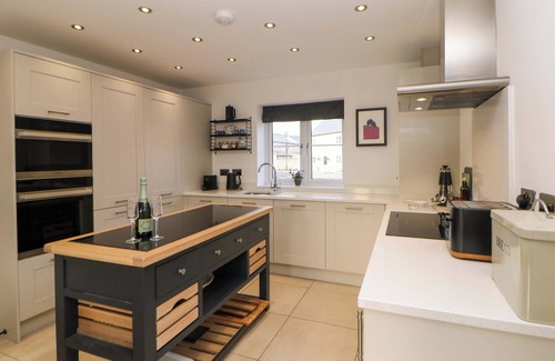 Hope Valley Cottage | KNOLL VIEW, family friendly, with a garden in Bradwell