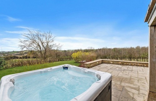 Shepton Mallet House | Knoll View Ranch - Group Hot Tub