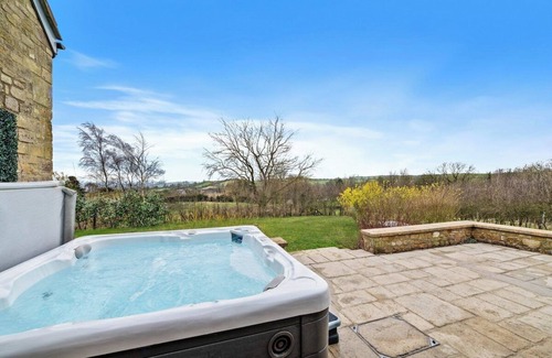 Shepton Mallet House | Knoll View Ranch - Group Hot Tub