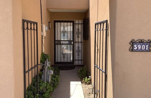 Bear Canyon House | Knollwood Gardens Cozy Townhome *Newly remodeled*