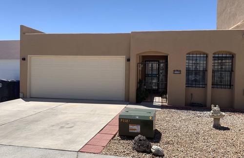 Bear Canyon House | Knollwood Gardens Cozy Townhome *Newly remodeled*