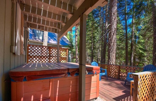 Kingswood Estates House | Knotty and Nice! 6BR Hot Tub, Hiking Trail, 10 Mins to Beach!