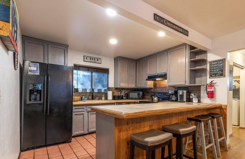 Kingswood Estates House | Knotty and Nice! 6BR Hot Tub, Hiking Trail, 10 Mins to Beach!