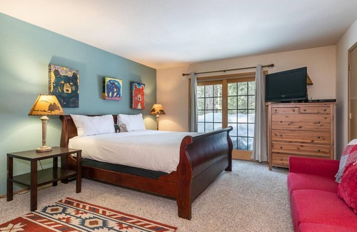 Kingswood Estates House | Knotty and Nice! 6BR Hot Tub, Hiking Trail, 10 Mins to Beach!