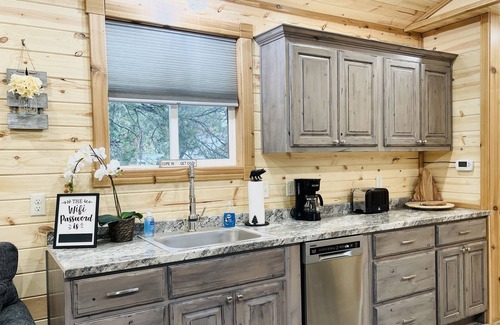 Island Park House | Knotty Bear tiny home 20 miles to West Yellowstone. WiFi - BBQ - fully equipped kitchen