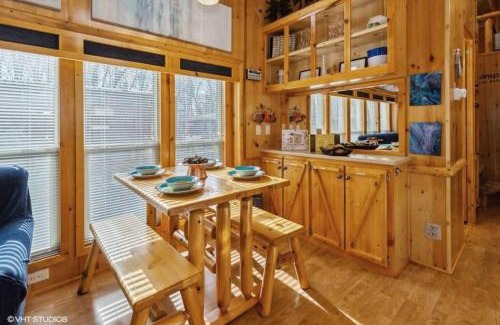 Three Oaks House | Knotty but Nice-sleeps 6-one minute to lake!