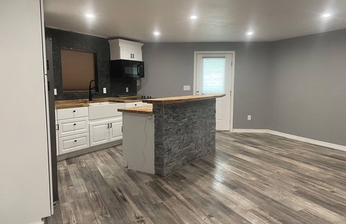 Florissant Cabin | Knotty Fox 6 Bed Cabin Retreat Hot Tub Pool PingPong Gaming Arcade StarLink WiFi