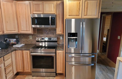 Florissant Cabin | Knotty Fox 6 Bed Cabin Retreat Hot Tub Pool PingPong Gaming Arcade StarLink WiFi