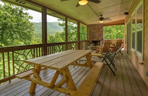 Sapphire House | Knotty & Nice - Great Family Vacation with Amenities!