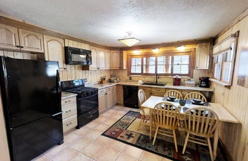 Red River House | Knotty & Nice - In Town - Pet Friendly! - Gas Fireplace - Washer/Dryer - Gas Gri