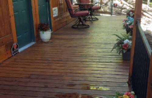 Castle Glen Estates Apartment | Knotty Pine Cabin, 5 min to Lake and Ski, in serene Big Bear Lake with WiFi.