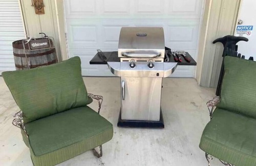 Bandera Cottage | “Knotty Pine Cottage"- Bandera Firepit & Pool