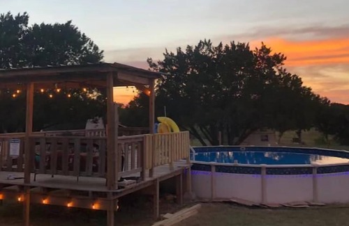 Bandera Cottage | “Knotty Pine Cottage"- Bandera Firepit & Pool
