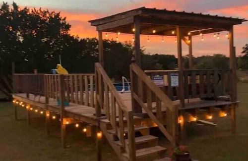 Bandera Cottage | “Knotty Pine Cottage"- Bandera Firepit & Pool