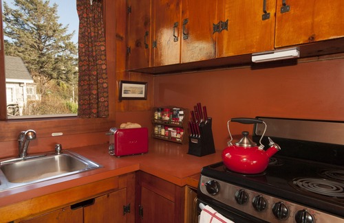 Oceanside House | Knotty Pine Oceanside Cabin-Awesome Ocean View- Amazing Tree Deck!