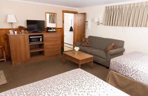 Bennington Hotel | Knotty Pine