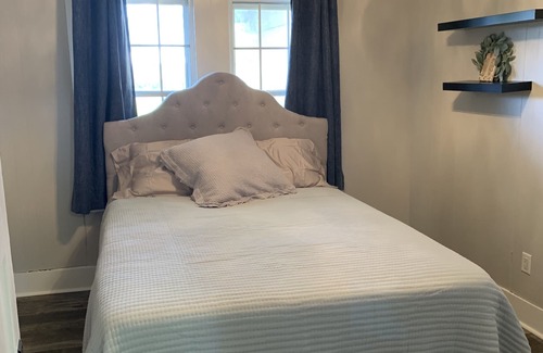 Eunice House | Known as the LSU house this 3 bedroom Cajun cottage is located 1 min from LSUE!