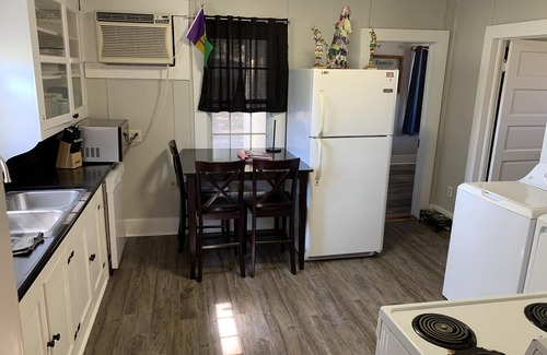 Eunice House | Known as the LSU house this 3 bedroom Cajun cottage is located 1 min from LSUE!